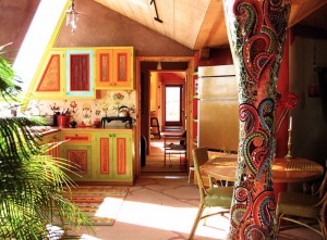 800px-Interior_of_the_Solaria_Earthship